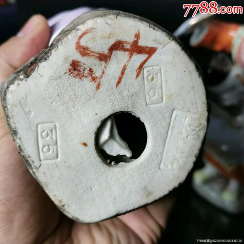 回流景德镇老厂货六七十年代,手绘窑彩猪八戒背媳妇摆件一尊,全品无